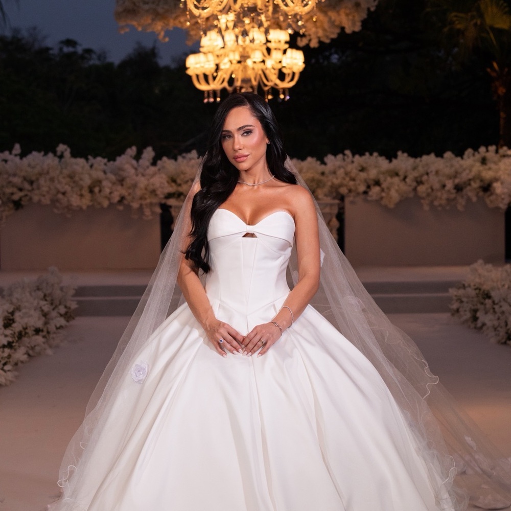 Vera Wang Elegant White Wedding Dress